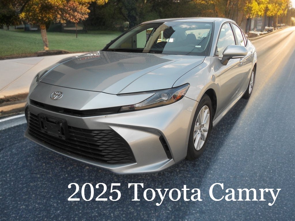 2025 Toyota Camry LE's photo