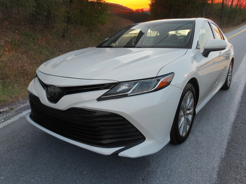 2018 Toyota Camry LE's photo